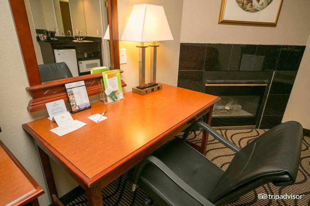 La Quinta Inn By Wyndham Sandusky Near Cedar Point Extérieur photo